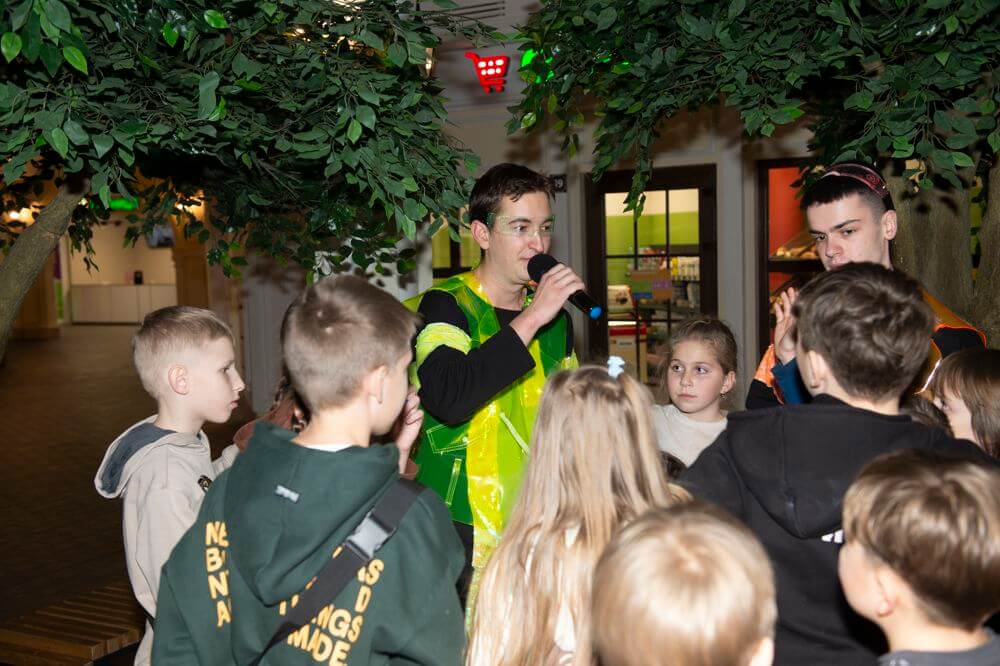 Ведучий з дітьми